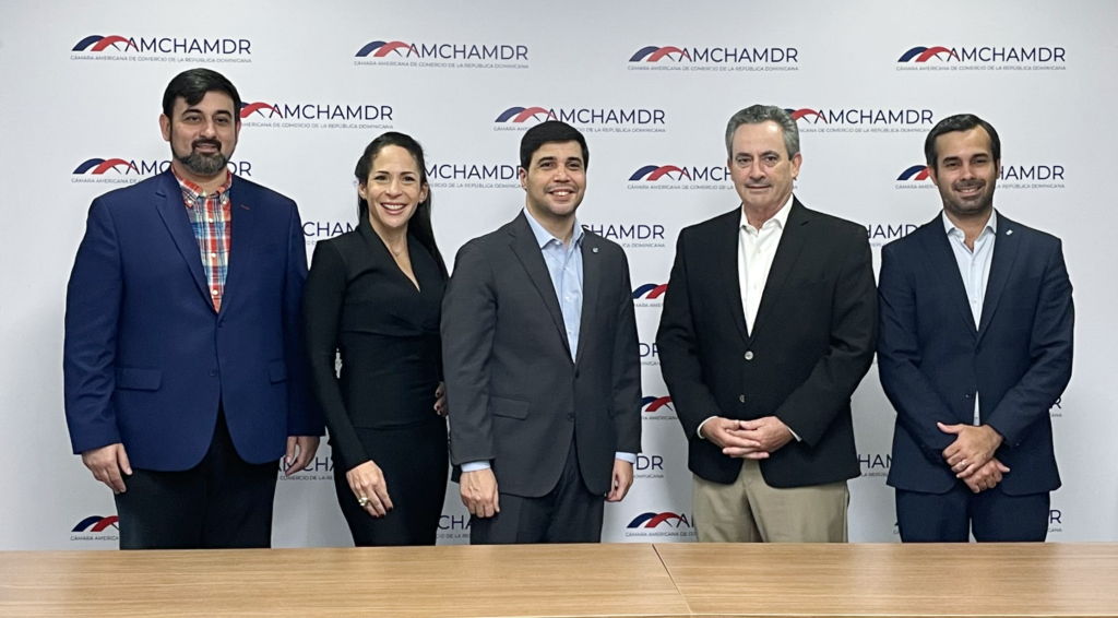 Isaac García, director ejecutivo de Cámara TIC; Vivian Peña Izquierdo, presidenta del Comité de Tecnología e Innovación de AMCHAMDR; Arturo López Valerio Presidente de Cámara TIC; William Malamud, Vicepresidente Ejecutivo de AMCHAMDR; y José Alejandro Paulino, líder de la Comisión de Economía Digital AMCHAMDR.