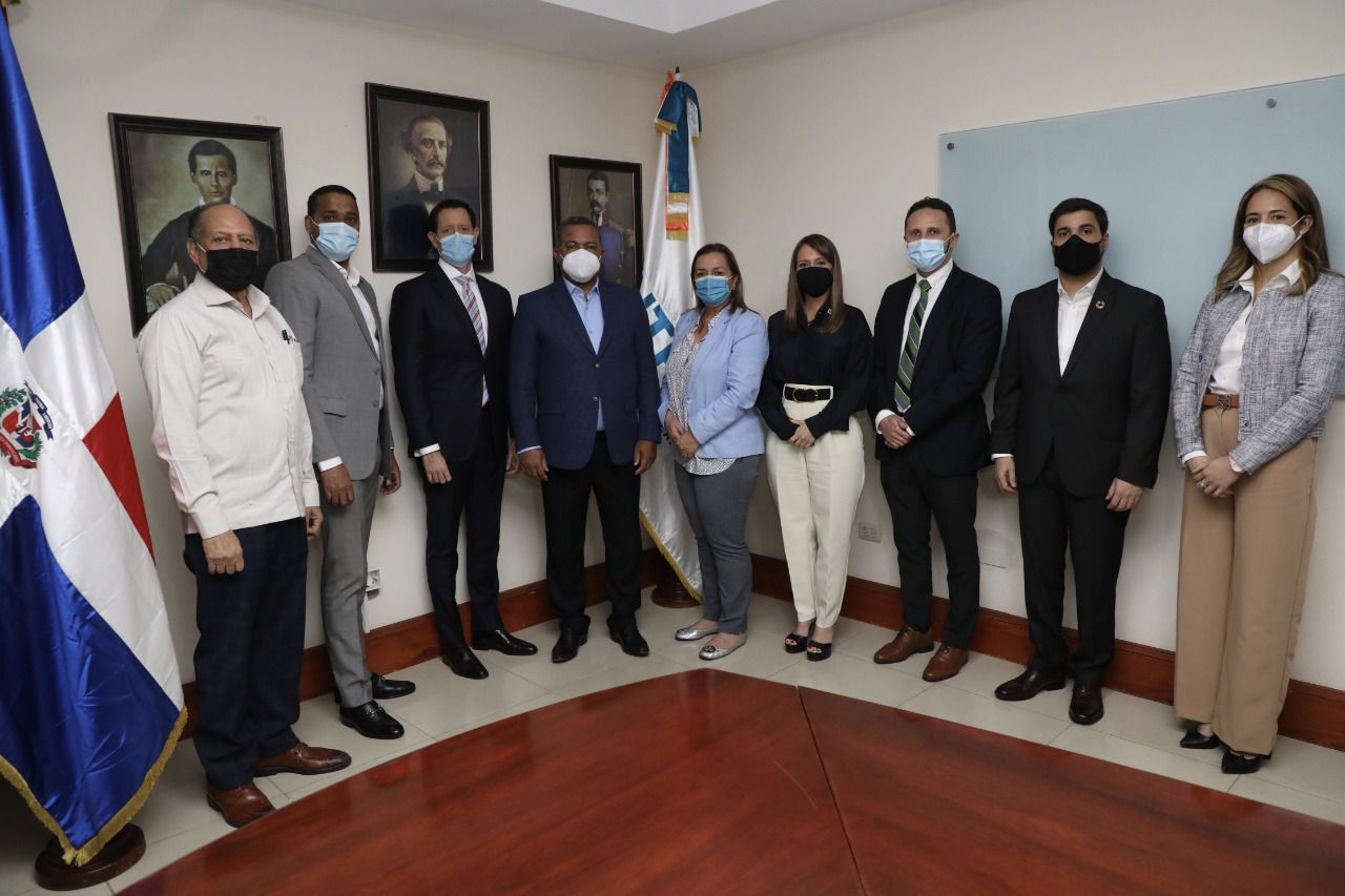 Reunión sobre plataformas tecnológicas con INTRANT y Gabinete de Turismo