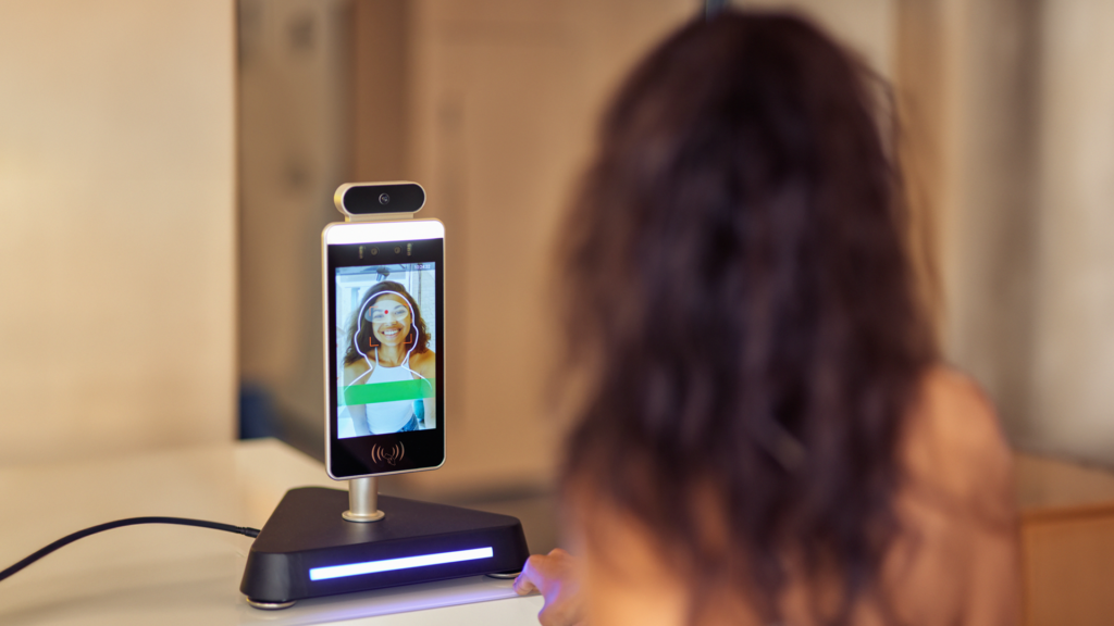 Reconocimiento facial para el sector hotelero: ¿cuáles son sus aplicaciones y beneficios?